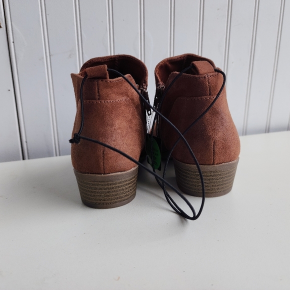 NWT Arizona Jean Co. Brown Faux Suede Side Zip Ankle Boots Memory Foam Soles 8M - Picture 4 of 10